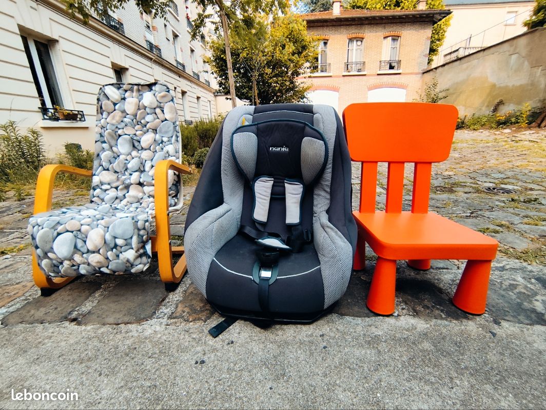 Lot objets bébé/enfant : fauteuil Ikea, réhausseur Nania, chaise MAMUT (image 1)