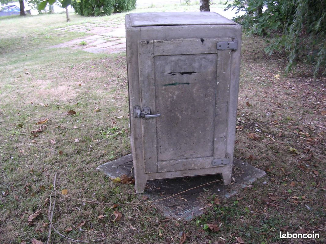 Meuble frigo ancien de boucher en bois (image 1)