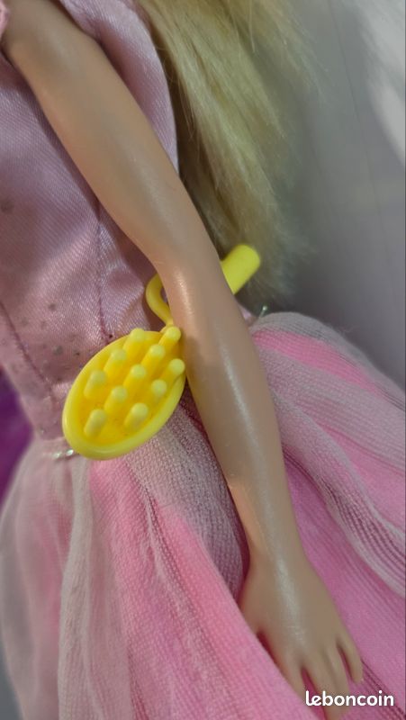 Lot 2 barbies + voiture 4 places
Avec vetemenrs et accomme indiqués sur les photos (image 5)