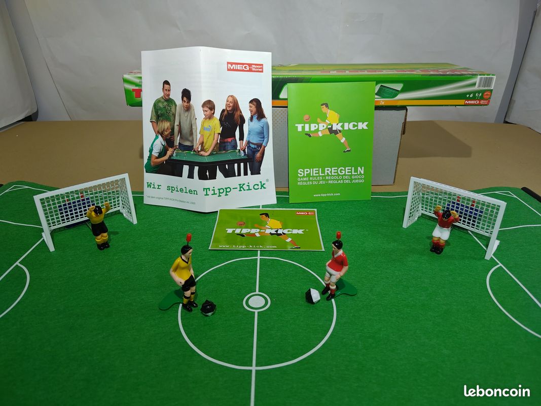 Accessoire Bande TIPP-KICK TIPP-KICK Plateau De Jeu Cup 108 X 71 Cm Avec Accessoires De Bande - Kit De Jeu En Feutre Avec Pièces De Rechange
