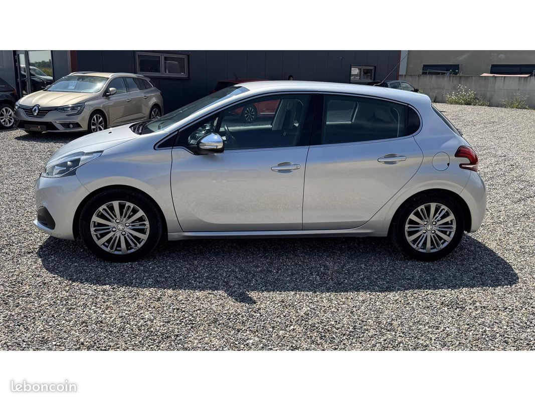 PEUGEOT 208 1.2i 12V - 82 Style (image 8)