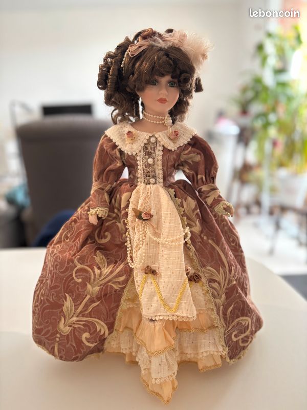 Poupée De Collection Carine Assise - Ancienne, Taille 45 Cm - Pour Adulte Collectionneur