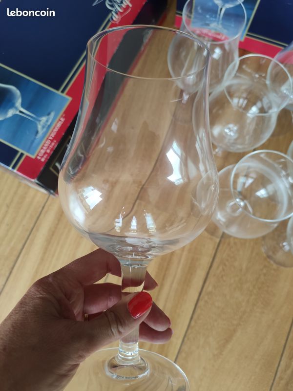 8 verres à vin de Bourgogne (image 1)