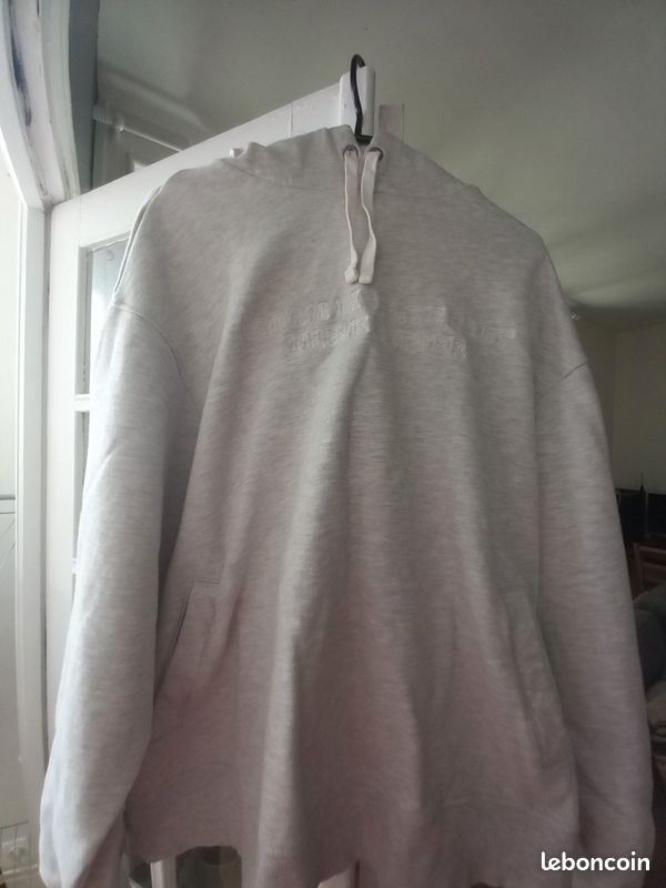Pull à capuche avec 2 poches ouverte (image 1)