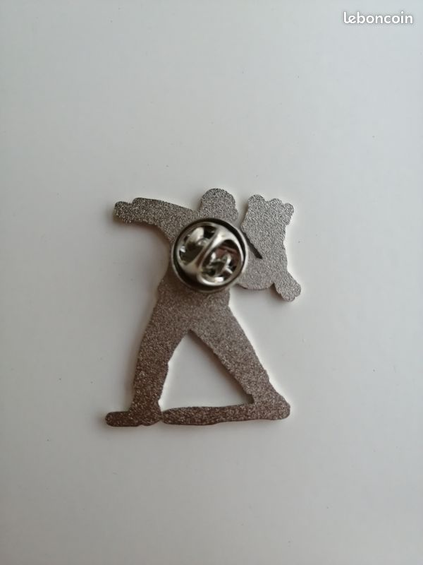 Pin's Banksy "Flower Thrower" NEUF (image 2)