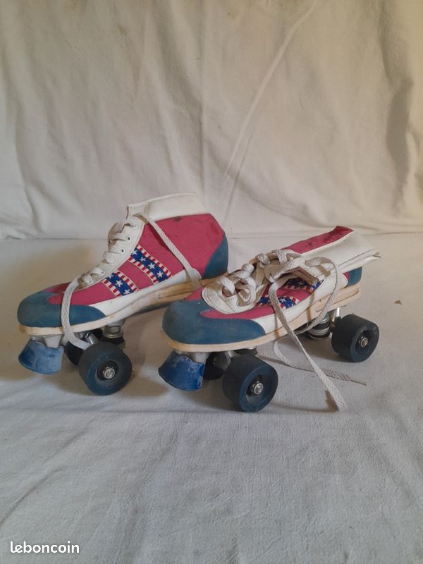 Ancienne paire de patins à roulettes vintage réglable