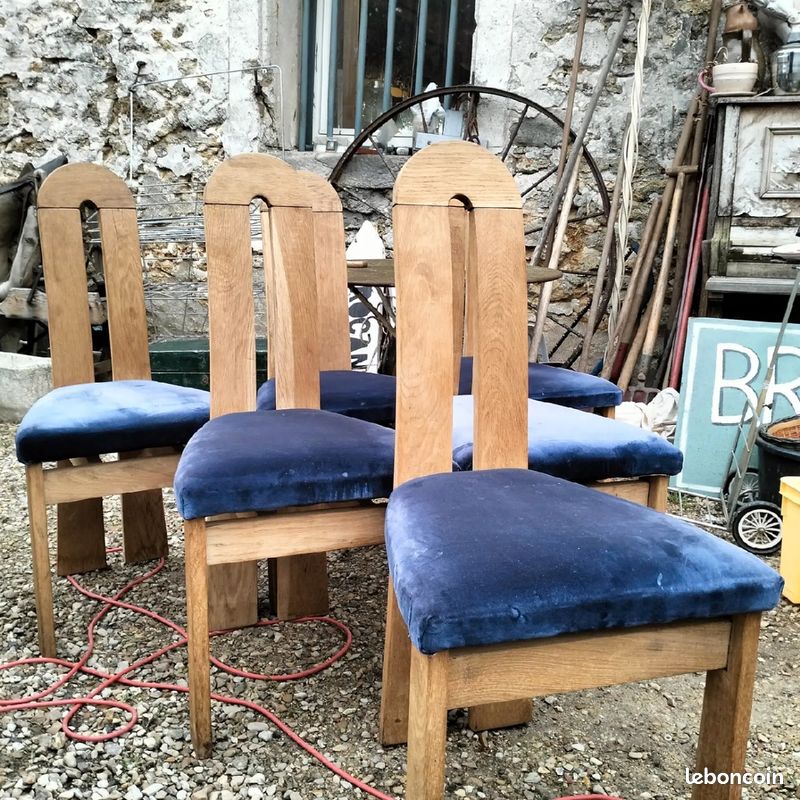 Série de 6 magnifiques chaises brutalistes vintage en chêne clair
Haut dossier assises velours bleu (image 3)