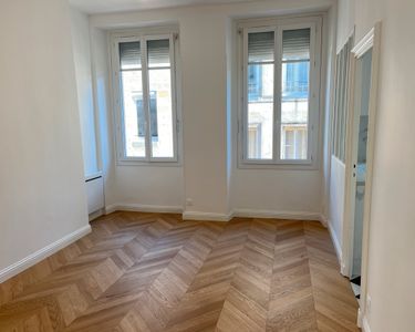 Très Joli T 2 lumineux traversant Jardin Public/Tourny