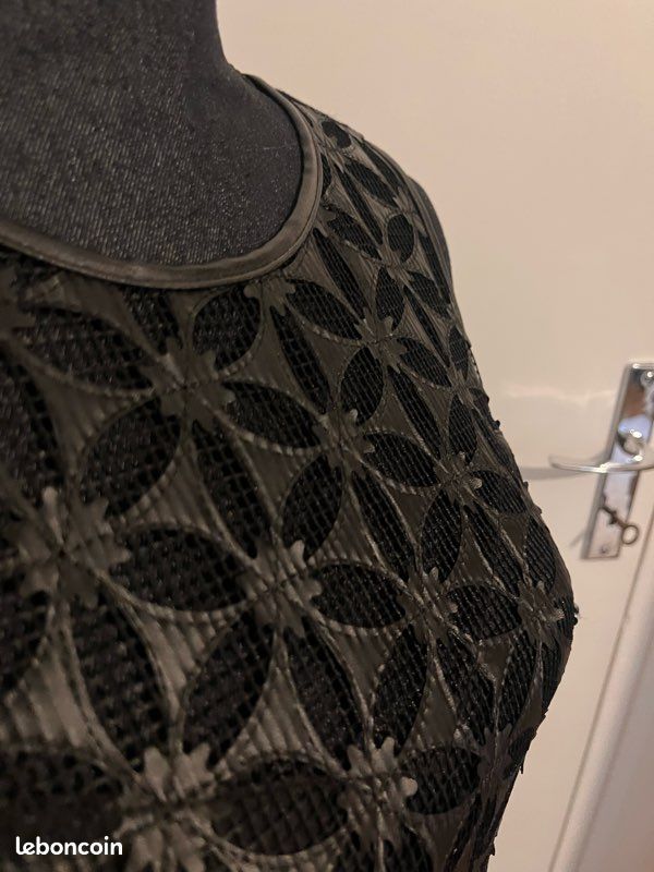 Robe noire bi-matière chic – Découpes laser florales 3D & Mesh (image 18)