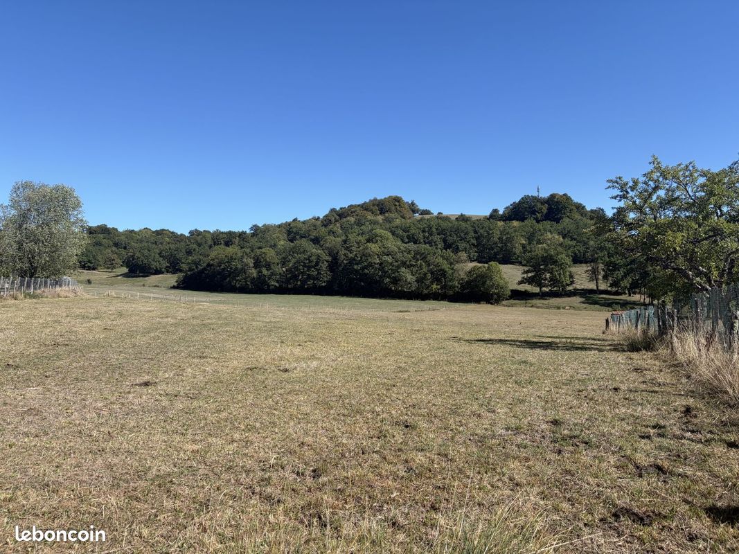 Terrain à bâtir de 1200 m² à SAINT-PAUL-DES-LANDES (15) · 36 000 €