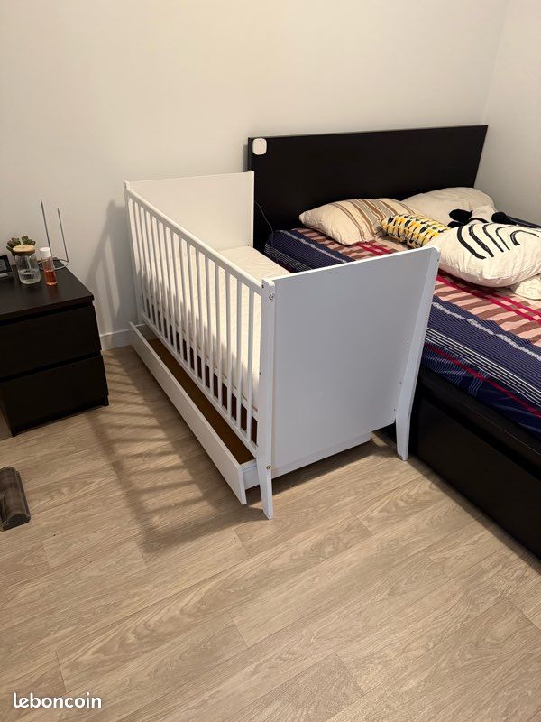 Lit bébé en bois blanc 120 x 60 cm avec matelas – Très bon état (image 2)