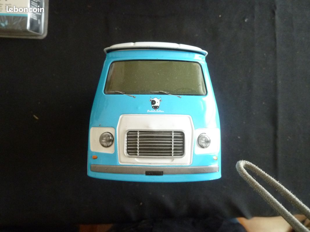 Ncienne boîte à gâteaux ou à biscuits en métal lithographié en forme de fourgonnette Peugeot J7 publicitaire sur le thème des produits laitiers (« De la vache, rien que de la vache  » (image 8)