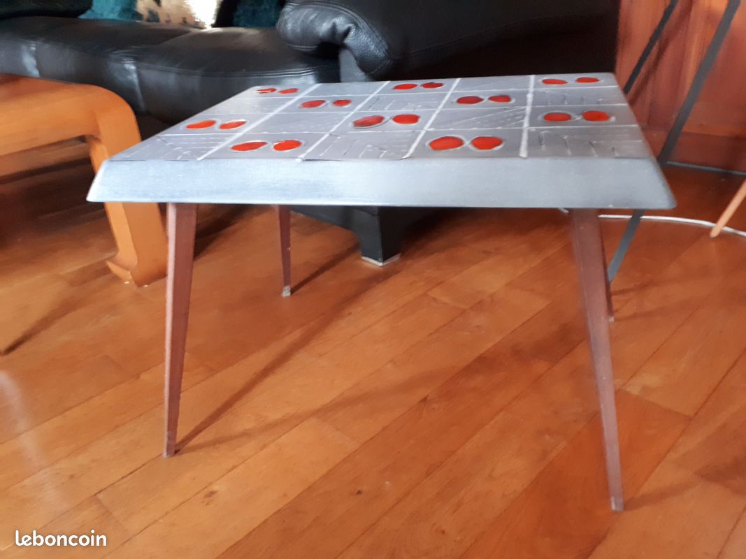 PETITE TABLE ANNEES 60 émaillée, pieds fuseau, signée JD bout de canapé ou table basse (image 5)