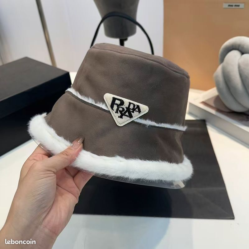 Chapeau marron tout neuf, bordé de fourrure blanche (image 5)