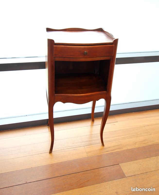 Table de chevet en merisier style Louis XV (image 1)