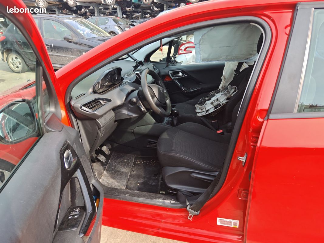 Peugeot 208 1.6 hdi accidentée (image 5)