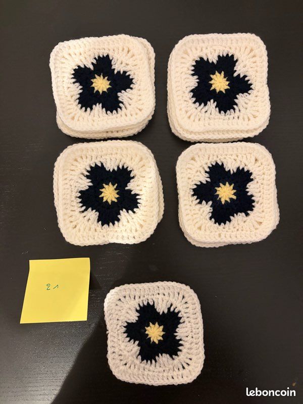 Granny squares fait main bleu foncé et blanc (image 1)