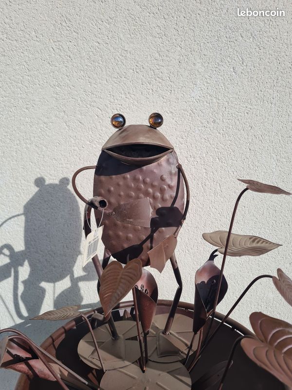 Pique décoratif en métal grenouille ou chenille- H.65 cm - Gamm vert