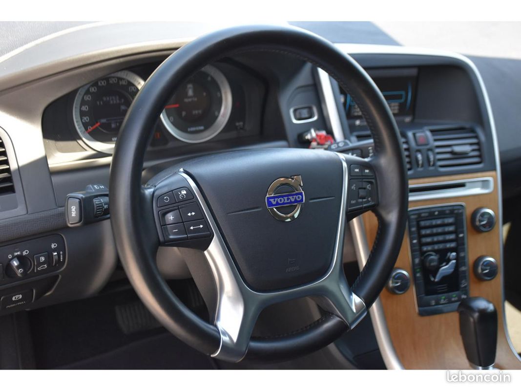 VOLVO XC60 D5 FAP AWD - 205 - BVA Geartronic Momentum (image 17)