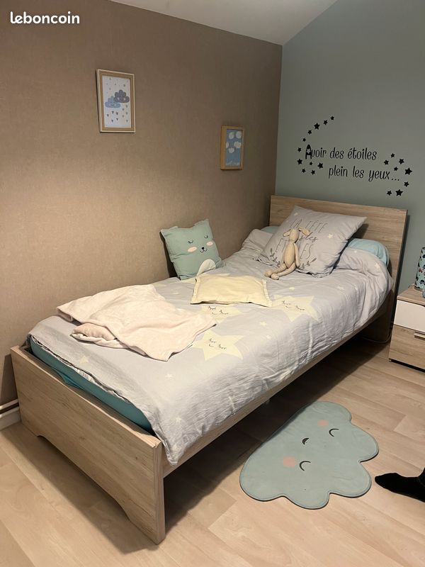 Lit et table de chevet en bois clair très bon état avec matelas (image 4)