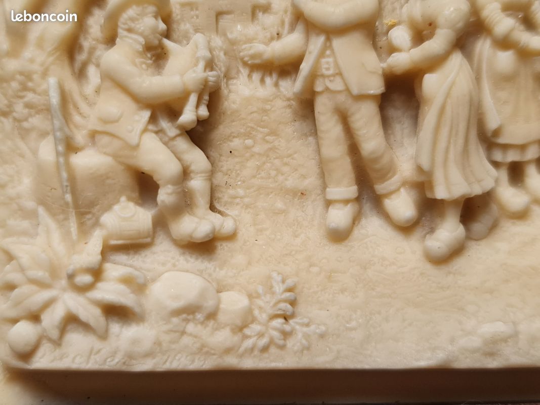 Tableau ancien, sculpture en bas-relief, représentant une scène pastorale de fête au village. Signé Becker 1899 (image 4)
