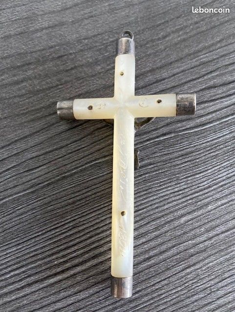 Croix en nacre avec jesus christ en argent (image 2)