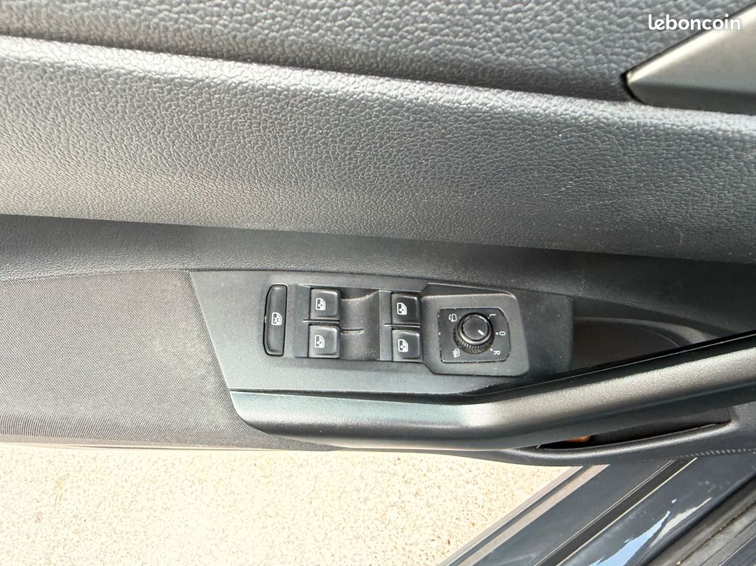 Volkswagen POLO VI Confortline Business / Apple CarPlay / Régulateur de vitesse (image 40)