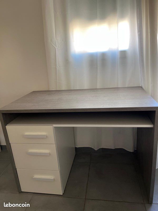 Bureau (image 1)