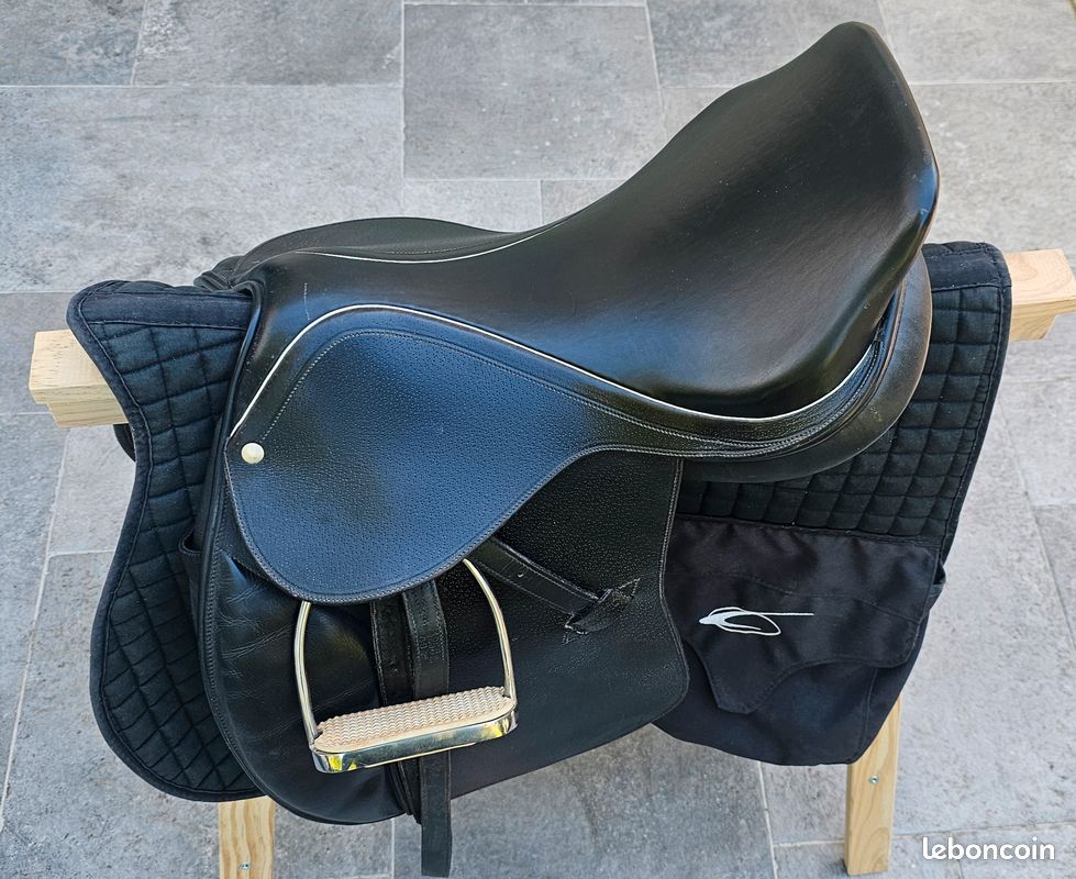 Selle De Dressage Freeny En Cuir Noir – Taille 17,5 Pouces, Monoflap, Neuve (fabriquée En Inde)