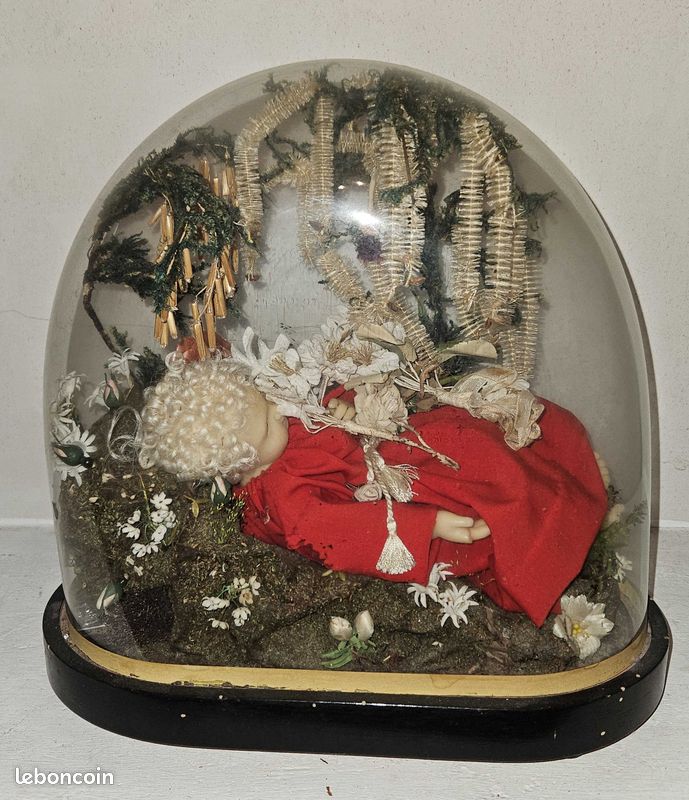 Enfant en cire sous globe (image 1)