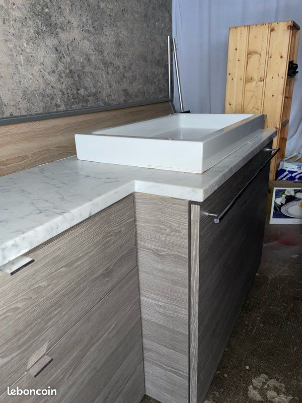 Meuble de salle de bain en marbre et bois (image 4)