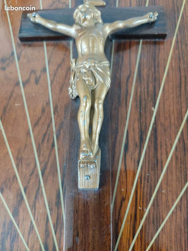 Joli crucifix en bois formica (image 7)