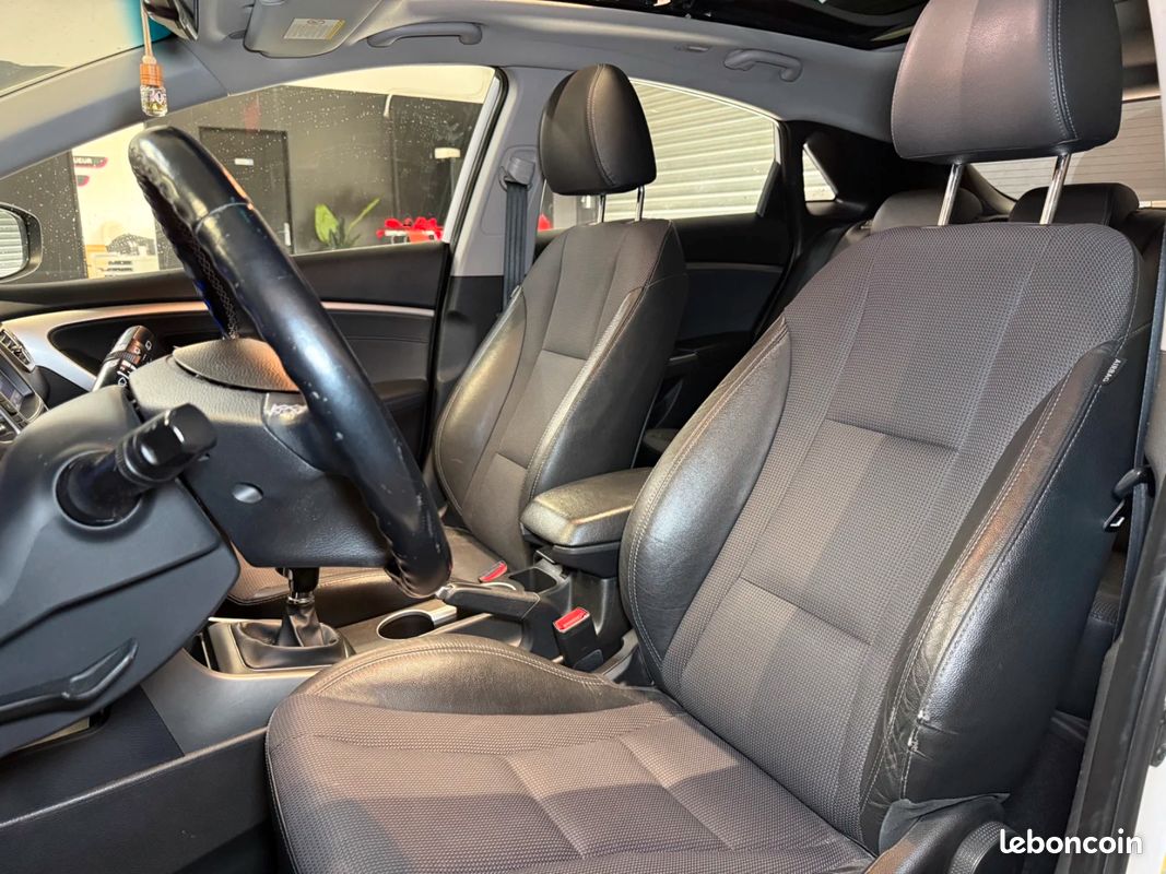 HYUNDAI i30 1.6 CRDi 128 Pack Premium TOIT OUVRANT / SIEGES CHAUFFANTS (image 11)