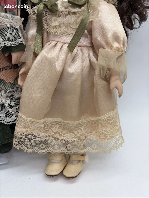 Lot De 5 Petites Poupées Anciennes En Porcelaine - Tenues En Dentelle - Bon état