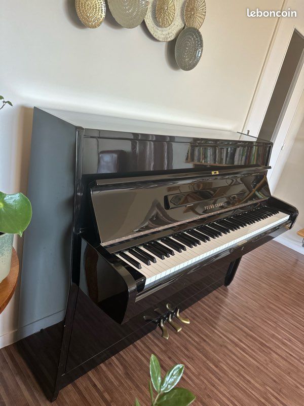 Piano droit Vernis Noir Young Chang U107 (image 1)