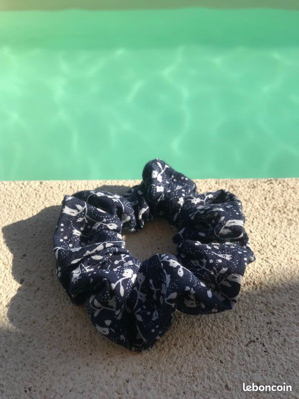Chouchou scrunchie fleuri (image 1)
