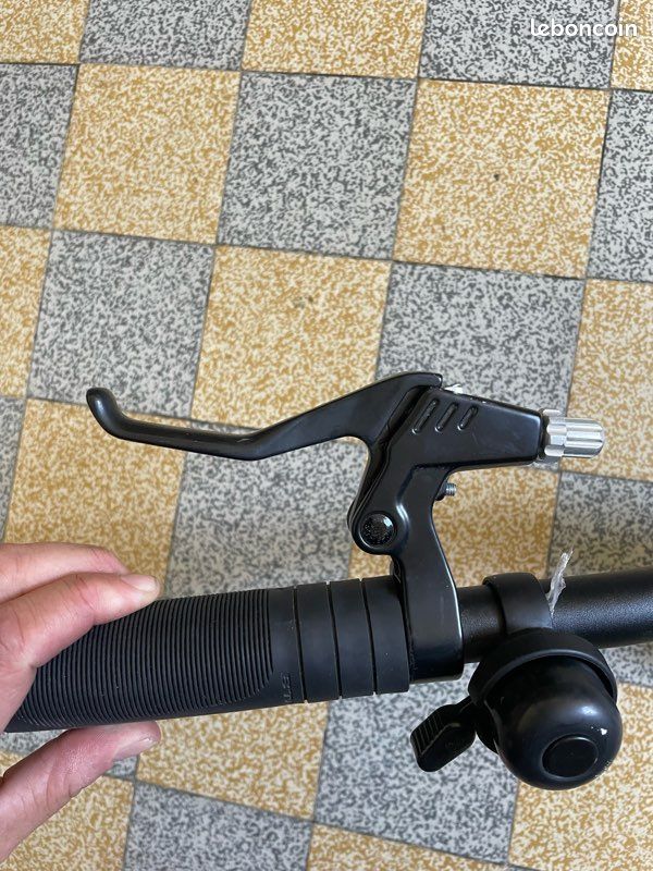 Ancien Guidon mini vélo avec poignées et sonnette quadrillée