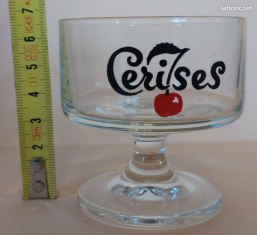 Ensemble carafe et verres à liqueur.
"Le temps des cerises" (image 4)