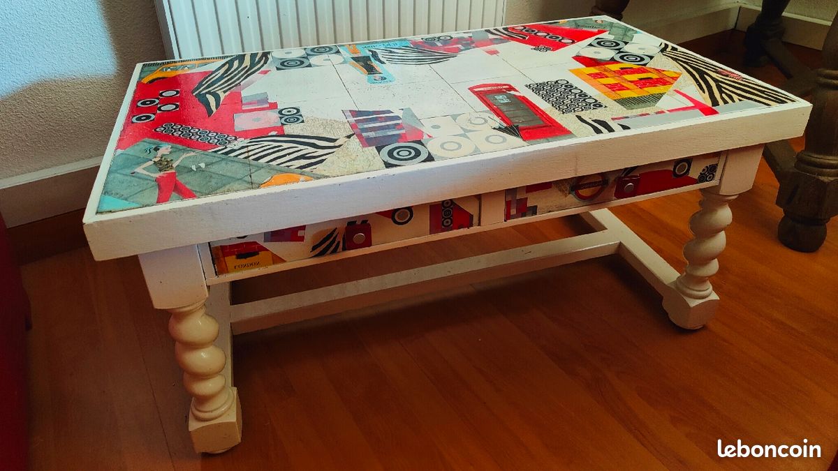 Table basse a tiroirs pièce unique (image 1)