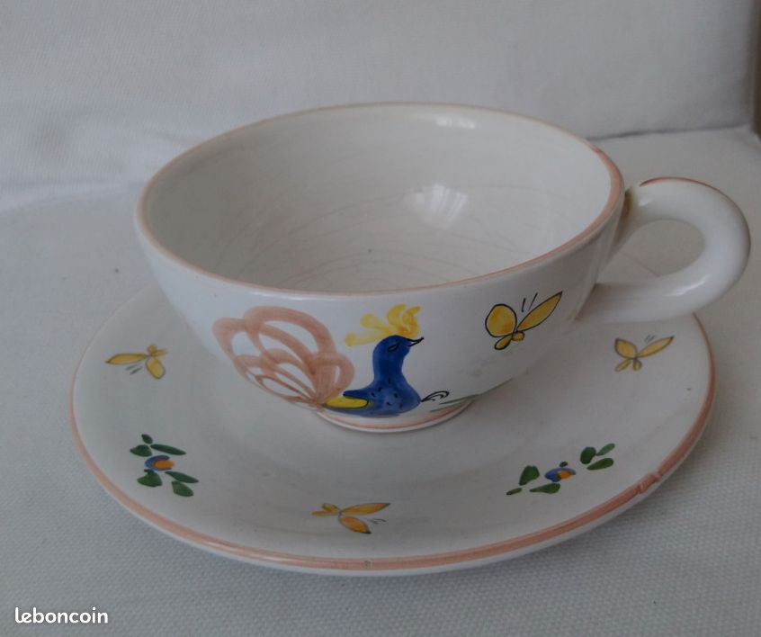 Joli Tasse et soucoupe d'artisan Vendéen LR, décor Coq et papillon, peint à la main, en céramique (image 1)