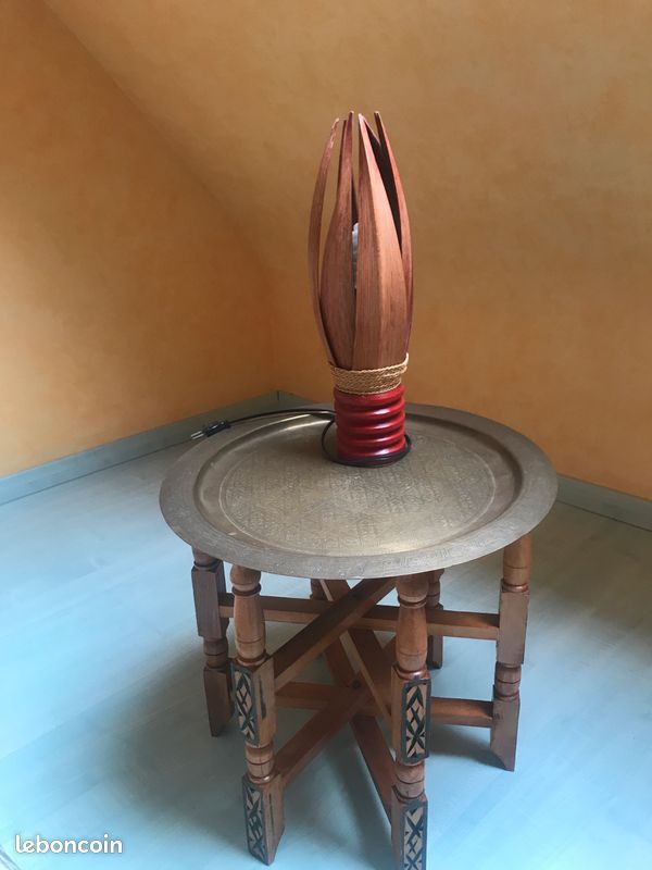 Table basse de type guéridon (table marocaine) en parfait état. Le plateau en étain de 50 cms est dissociable du socle .. (image 1)