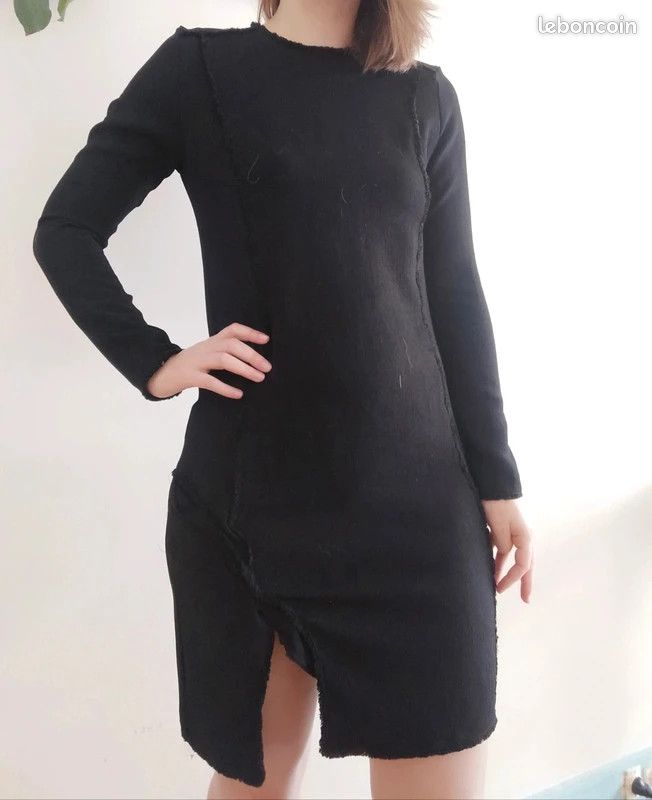 Robe noire texturée – Élégance chic pour toutes occasions – TWO BE
