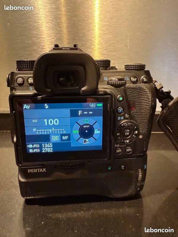 PENTAX K-1 NU avec poignée Grip D-BG6 et plein d'accessoires d'origine (image 8)