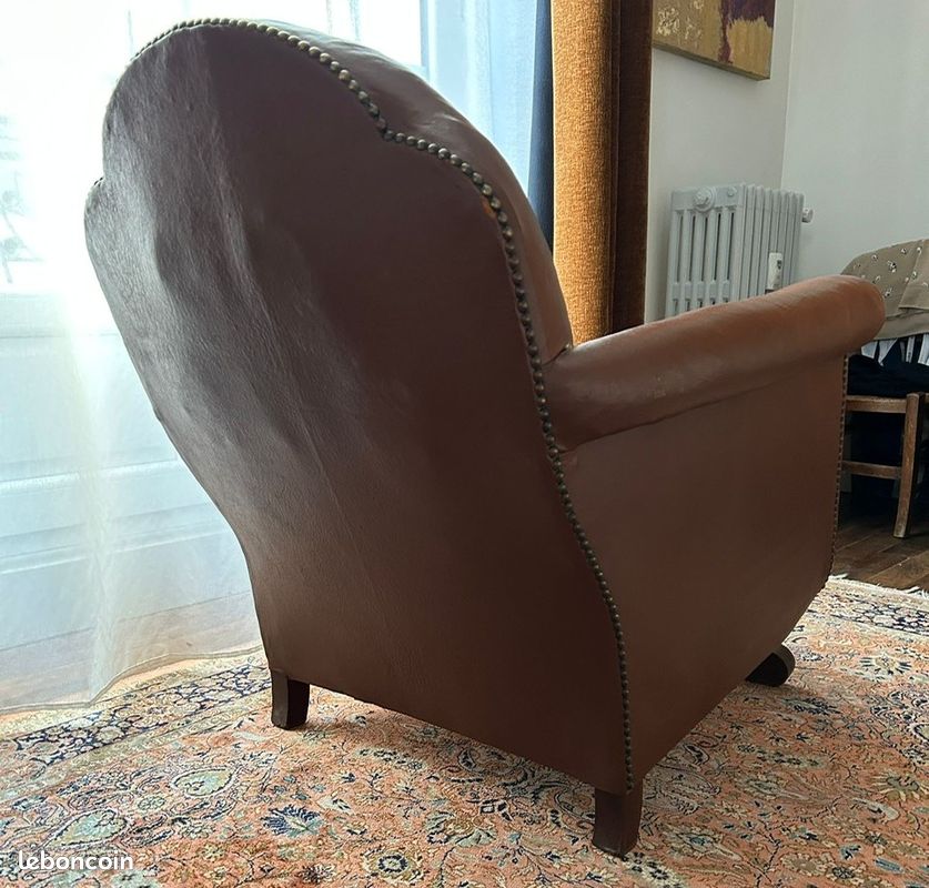 Fauteuil Club Art Deco Annees 50, Cuir Damasse, rehausse dorures. Restaure et rembourre par tapissier, Origine Pays-Bas (image 3)