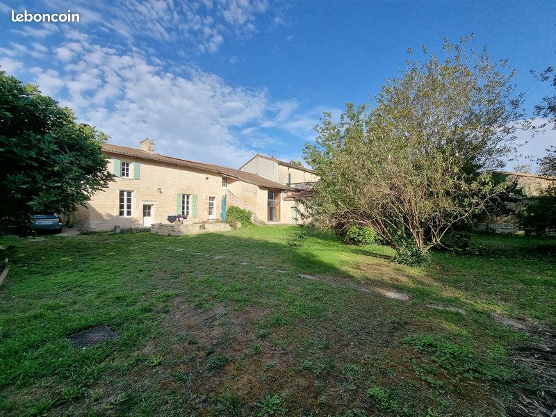 Maison 9 pièces 270 m² · à La Crèche · 270 m² · 298 000 €