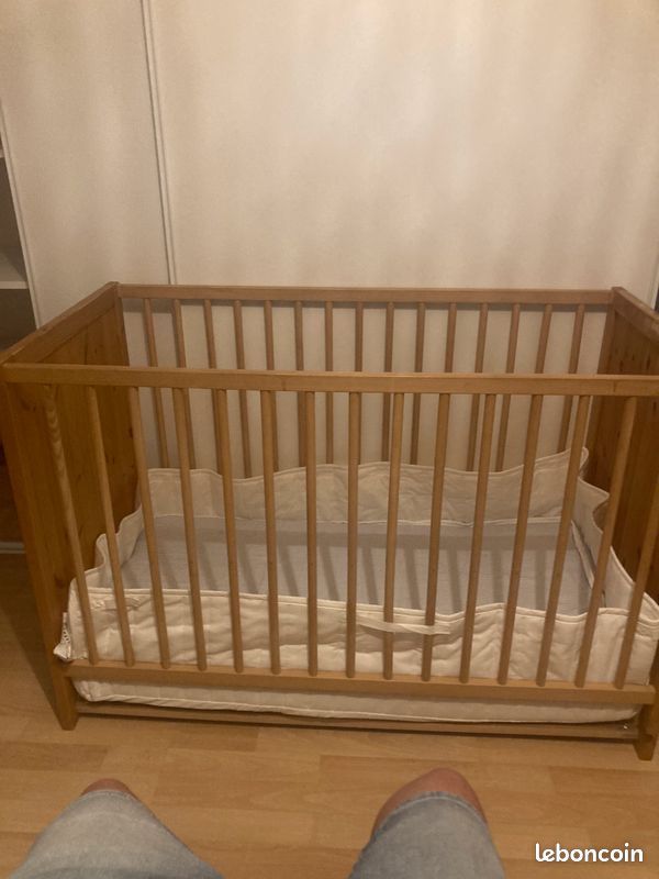 Lit bébé + literie + couette et oreiller (image 2)