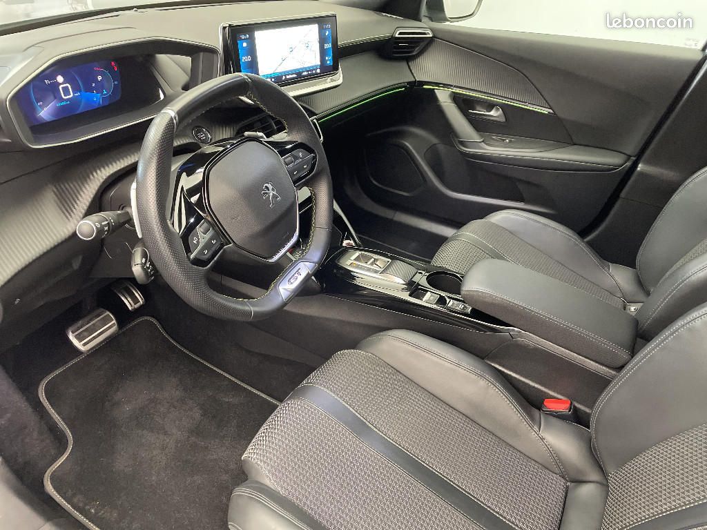 Peugeot 2008 BLUEHDI 130 S&S EAT8 GT (image 18)