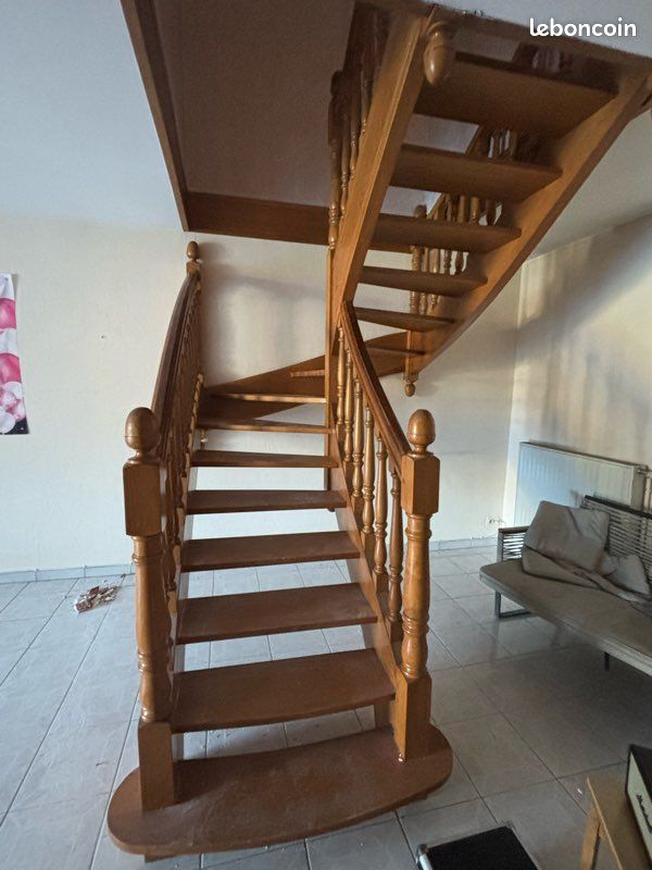 Escalier en bois massif (image 1)