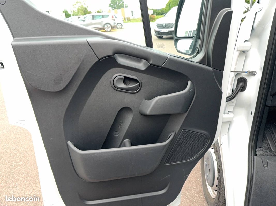 Renault master fgn trac f3500 l2h2 blue dci 135 confort (image 11)