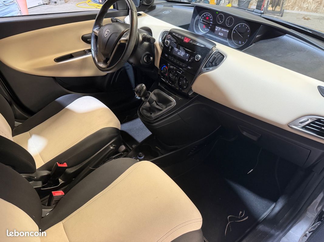 LANCIA YPSILON 1.2 70ch - suivi complet - 2 eme mains (image 25)